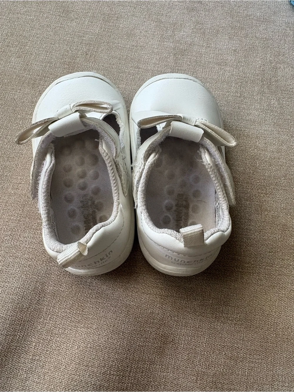 Munchkin by stride rite bow shoes
